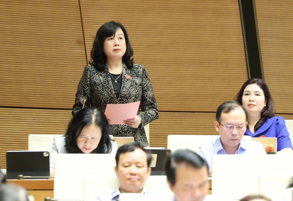 El Ministro de Salud, Dao Hong Lan, dijo que las drogas falsas aparecieron principalmente en el mercado, no en el hospital. Foto: Pham Dong