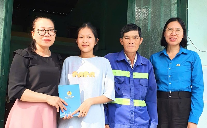 The Da Nang City Labor Federation presented support to orphans and disadvantaged children. Photo: Van Anh