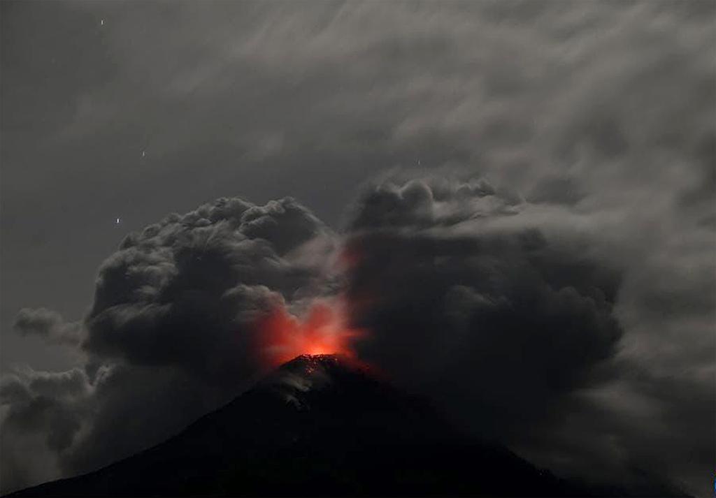Otra erupcion del Monte Lewotobi Laki-Laki tuvo lugar el 21 de marzo de 2025. Foto: Xinhua/El centro reduce el volcan y la geologia de Indonesia (PVMBG)