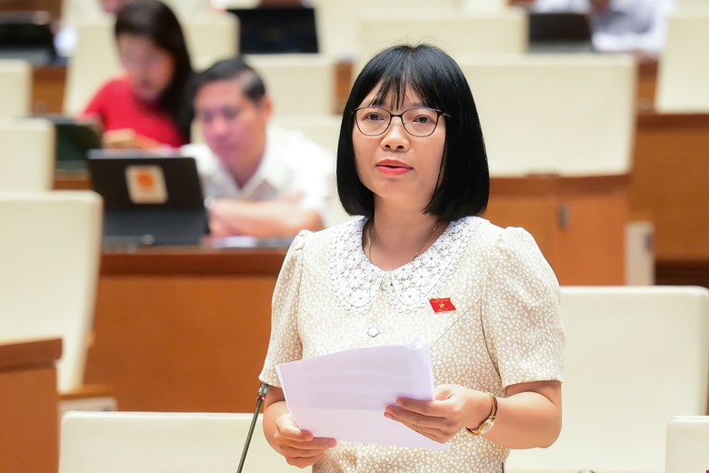 Dai bieu Nguyen Thi Viet Nga phat bieu. Anh: Pham Dong