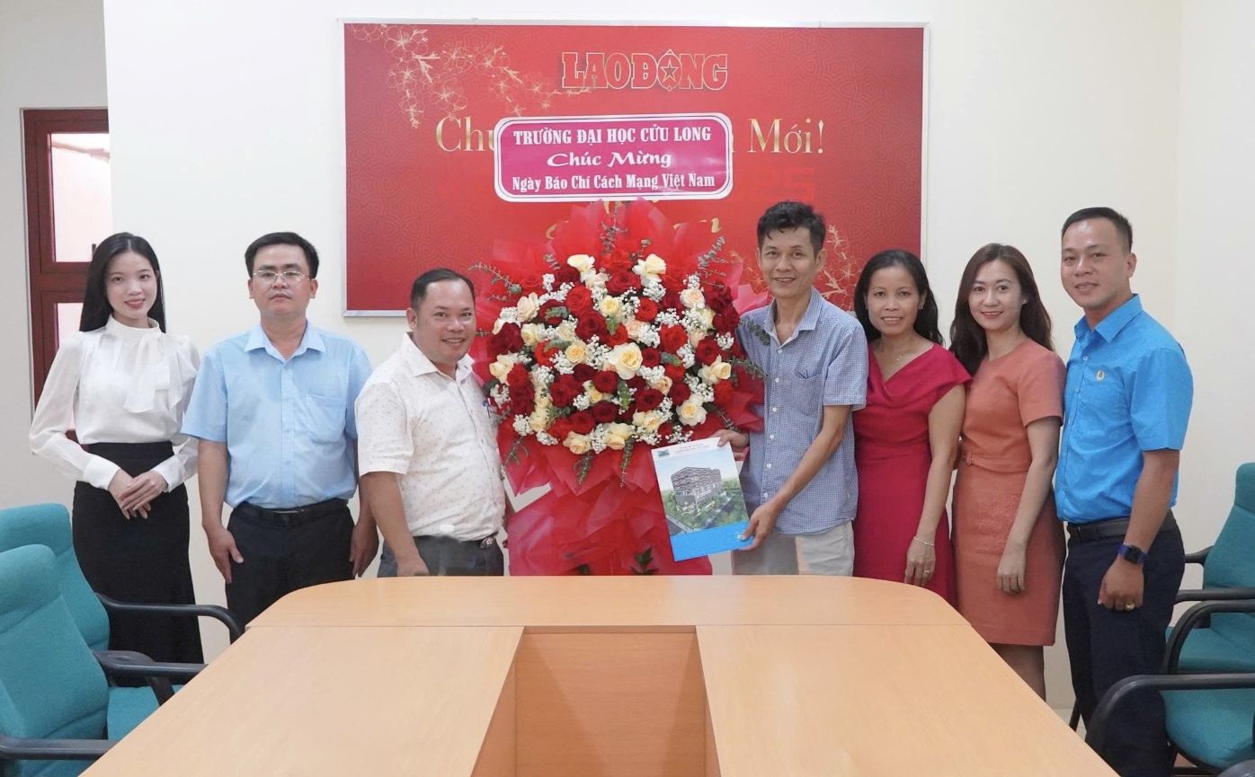Dai dien Truong Dai hoc Cuu Long chuc mung Van phong Bao Lao dong tai DBSCL nhan ki niem 100 nam Ngay bao chi Cach mang Viet Nam. Anh: Ta Quang
