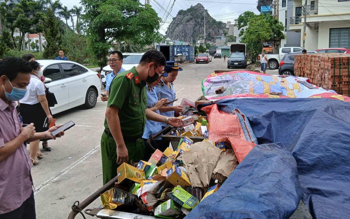 Hang nghin hop thuc pham chuc nang duoc cac co quan chuc nang thu gom vao 13 xe rac de dem di xu ly. Anh: Nguyen Hung