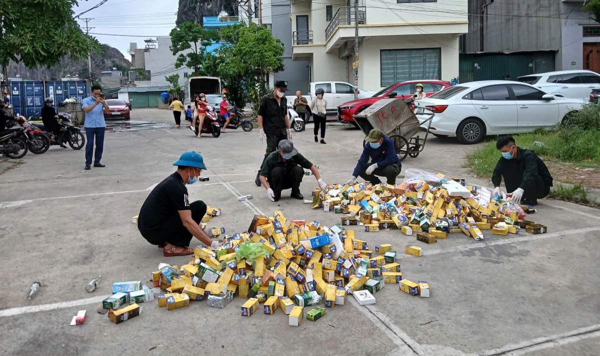 Thousands of boxes of functional foods were stolen from the landfill in Ha Long. Photo: Nguyen Hung