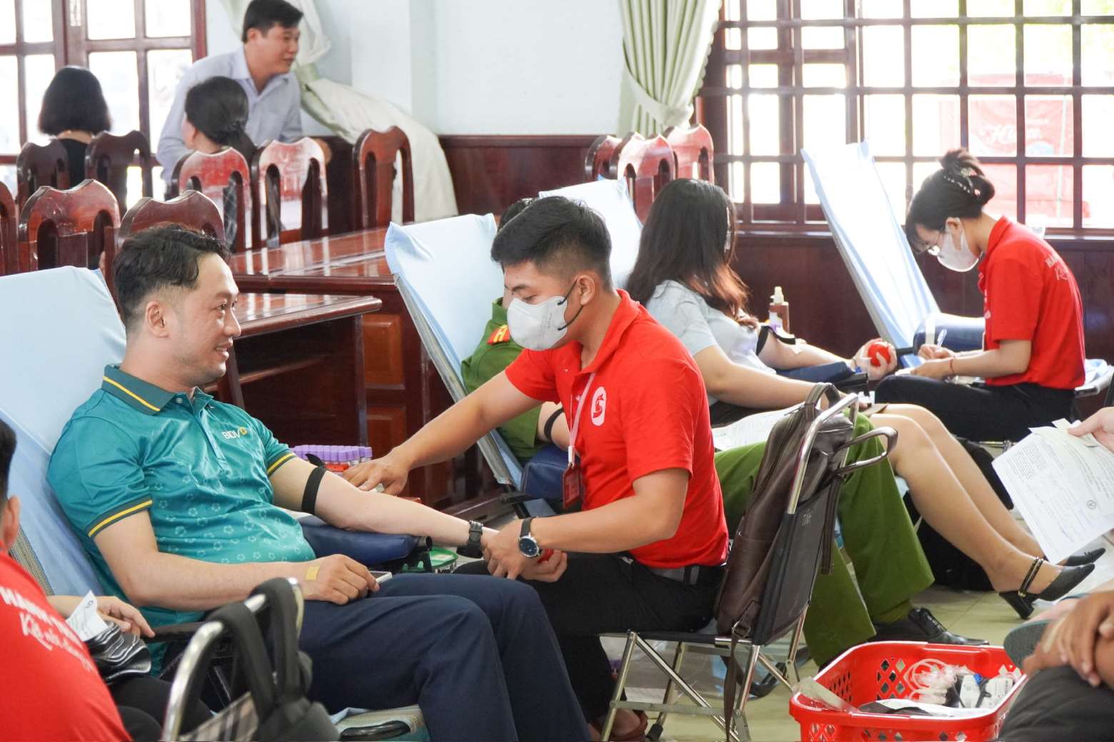 Ngày hội hiến máu “Giọt hồng trên đất Vĩnh Long” tổ chức thành công, đem về 183 đơn vị máu. Ảnh: Tạ Quang