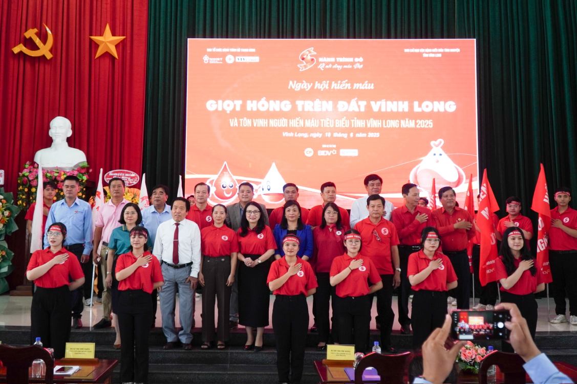 Các đại biểu tham dự Ngày hội hiến máu “Giọt hồng trên đất Vĩnh Long”. Ảnh: Tạ Quang