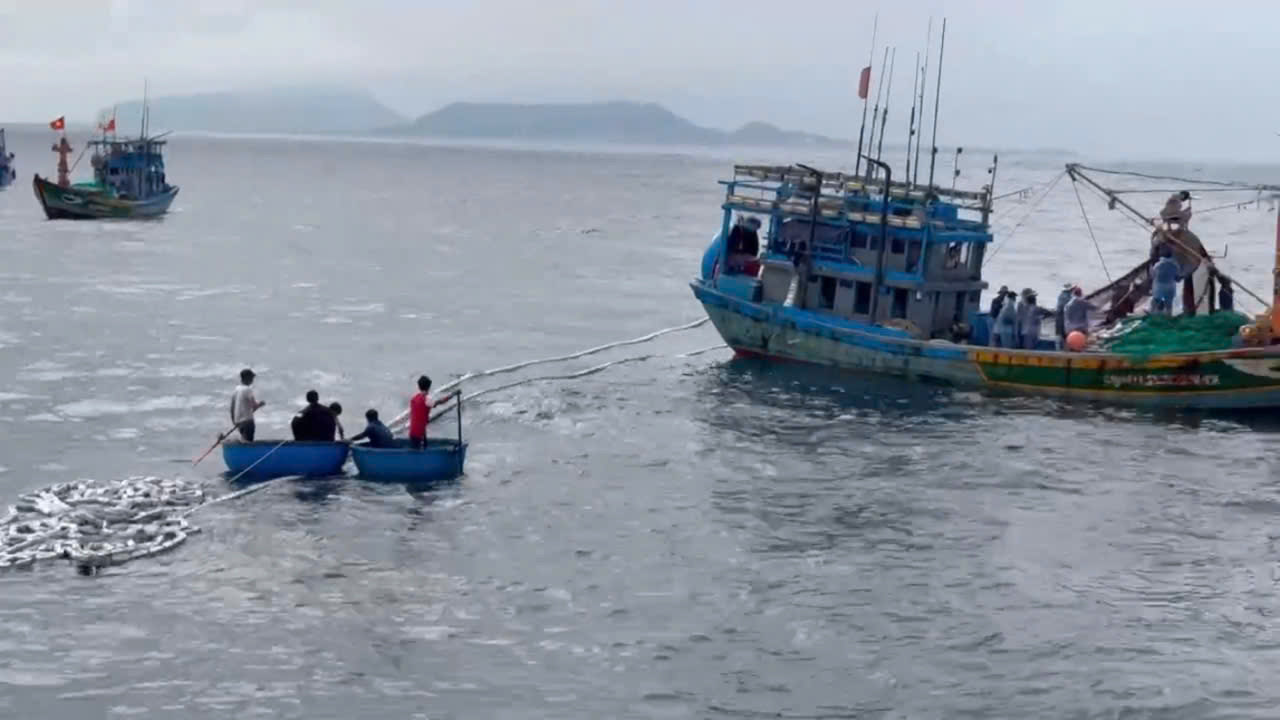 The area where the fishing boat sank was about 1 nautical mile from Ly Son Island, Quang Ngai Province. The work of salvaging ships is being supported by fishermen. Photo: Minh Huy