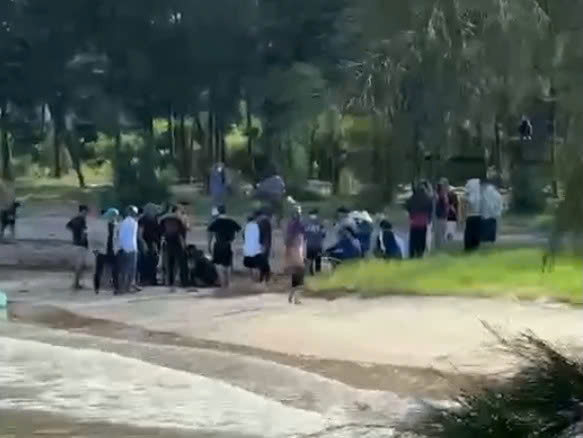 3 brothers drowned while swimming in the sea were saved. Photo: Phuong Hai