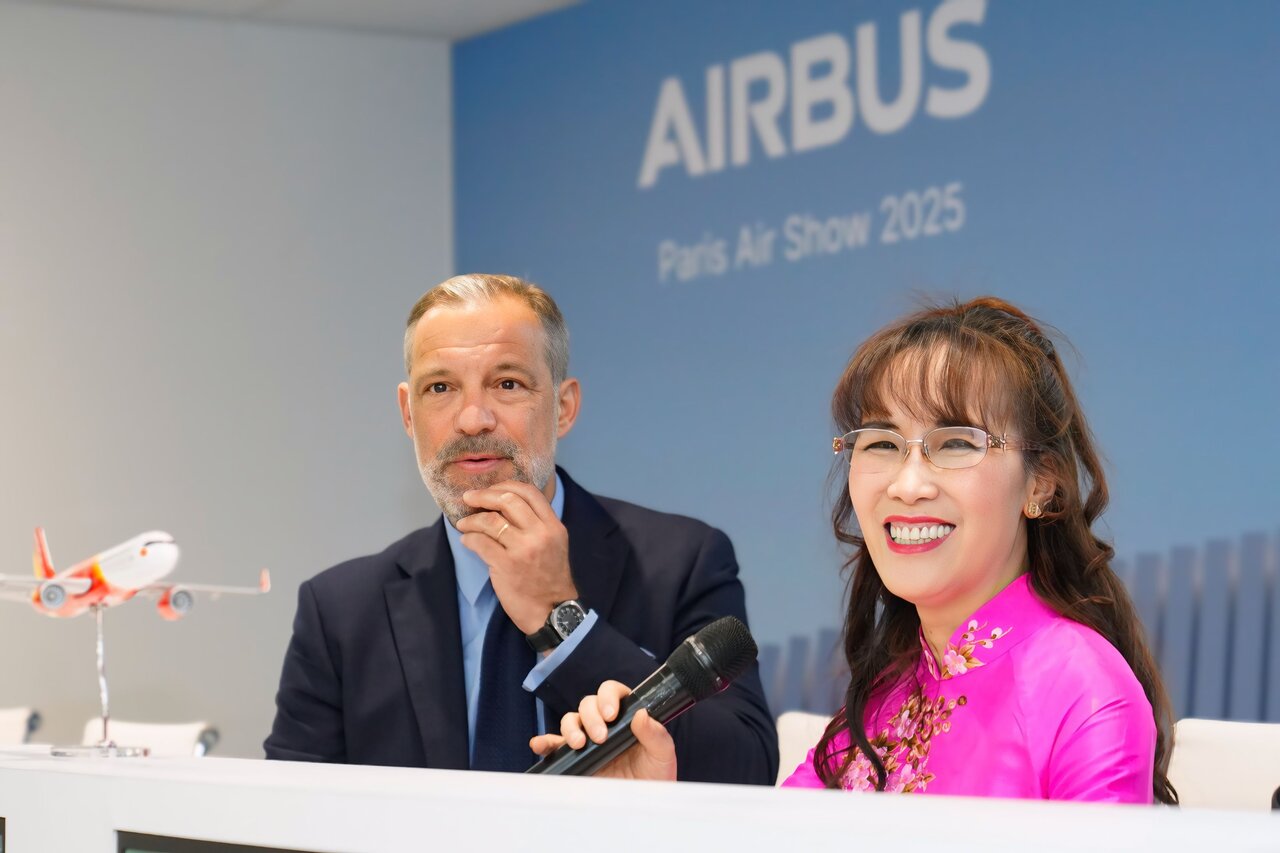 Chu tich HDQT Vietjet Nguyen Thi Phuong Thao (giua) phat bieu tai le ky ket giua Vietjet va Airbus