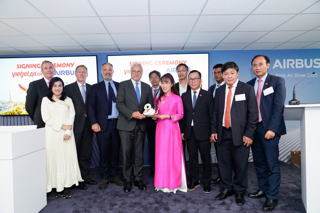 Dai dien lanh dao Airbus va Vietjet tai Trien lam Hang khong Le Bourget Paris (Paris Airshow) 2025. Anh Vietjet