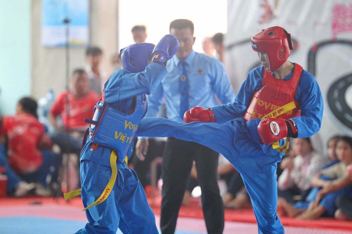 Los atletas compitieron con entusiasmo en el Campeonato Nacional Vovinam en 2025. Foto: Le Giang