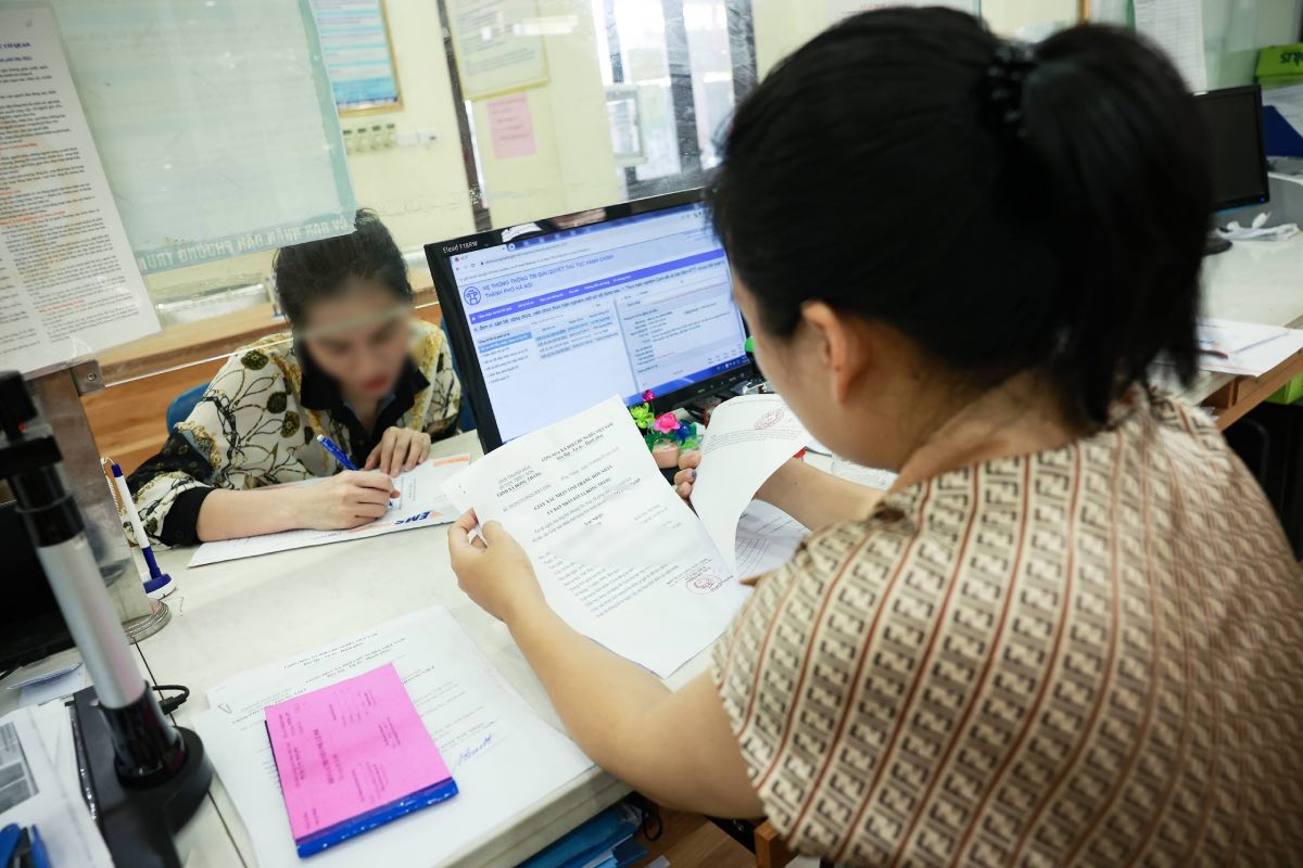 Nguoi dan lam thu tuc xin giay xac nhan tinh trang hon nhan. Anh: Hai Nguyen