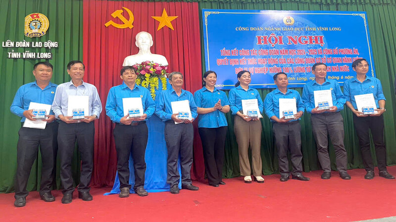 Los funcionarios sindicales de Educacion de Vinh aceptan la decision de ir a NH5 para dejar de operar sindicatos. Foto: Hoang loc