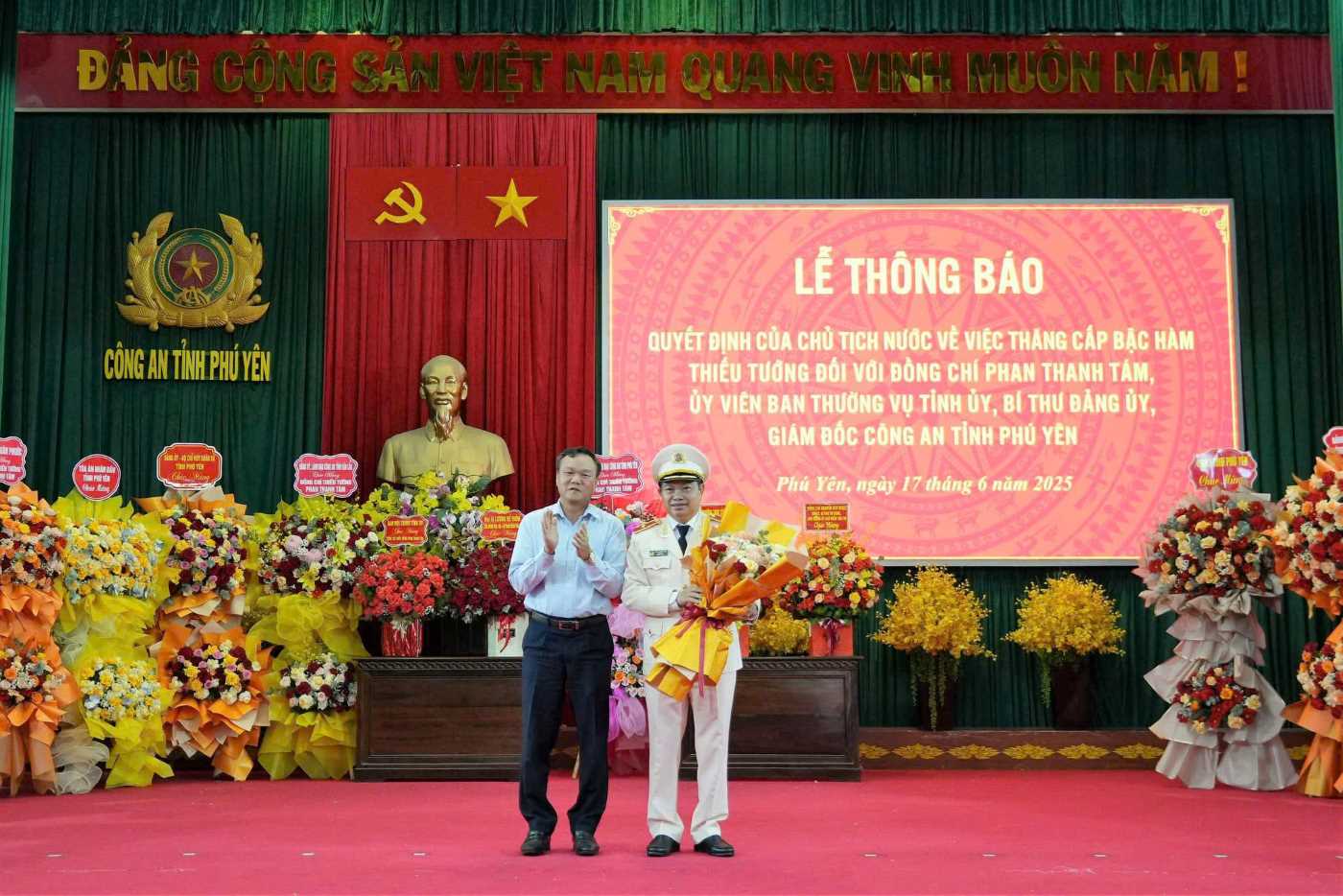 Ong Dao My - Pho Chu tich UBND tinh Phu Yen tang hoa chuc mung Thieu tuong Phan Thanh Tam. Anh: Nguyen Khang