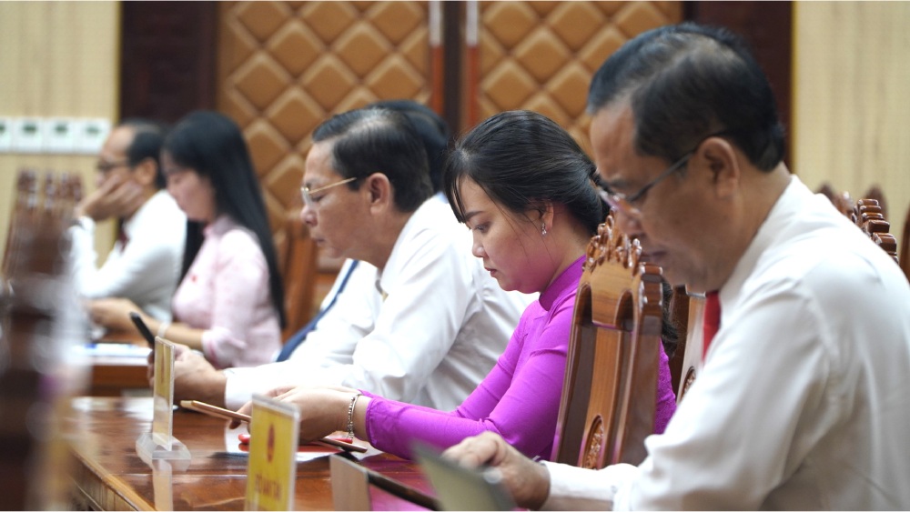 The People's Council of Kien Giang province discussed and unanimously voted to approve 7 draft Resolutions. Photo: Nguyen Anh