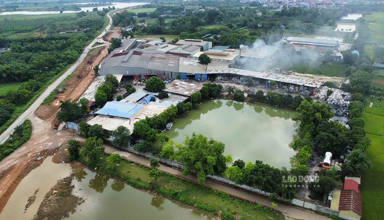 Cơ sở tập kết, xử lý rác thải công nghiệp trái phép núp bóng trang trại tại xã Xuân Nộn, huyện Đông Anh, TP Hà Nội. Ảnh: PV.