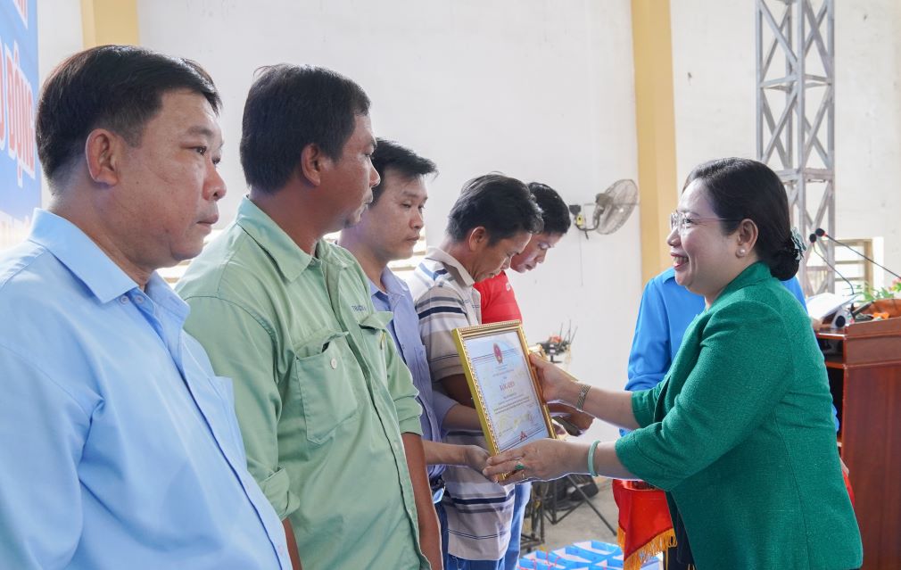 Ba Ho Thi Cam Dao - Pho Bi thu Thuong truc Tinh uy, Chu tich HDND tinh Soc Trang - tang bang khen cua Chu tich UBND tinh cho doan vien cong doan. Anh: Phuong Anh