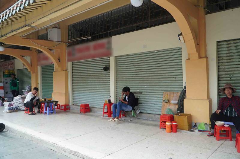 Many stalls in traditional markets in Ho Chi Minh City have closed because they avoid inspection.