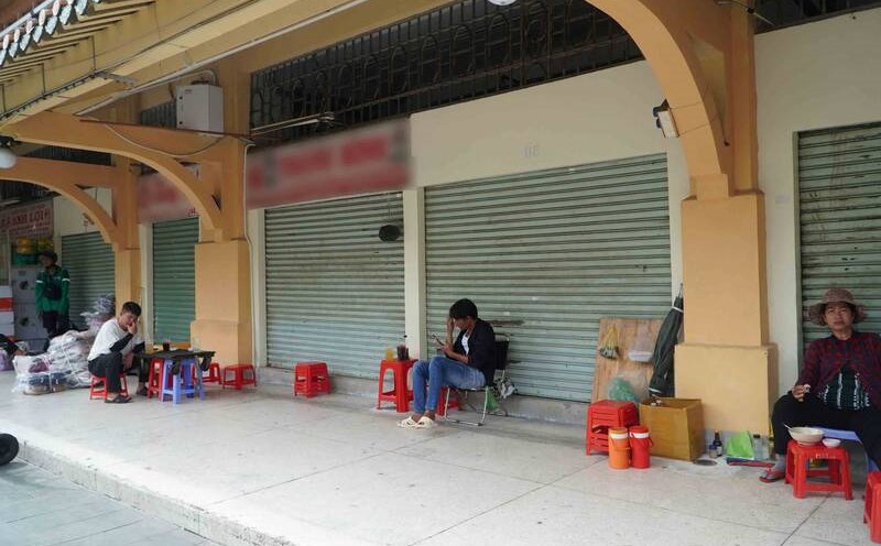 Many stalls in traditional markets in Ho Chi Minh City have closed because they avoid inspection.