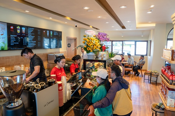 Cua hang Highlands Coffee tren dinh Ba Na thu hut dong khach ngay nhung ngay dau mo cua