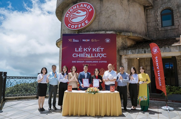 Le ky ket co su chung kien cua dai dien lanh dao SHE group va Highlands Coffee. Anh: 