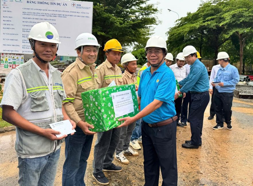 Ong Nguyen Thanh Son - Chu tich LDLD tinh Soc Trang tang qua cho cong nhan thi cong Du an cap dien cho huyen Con Dao. Anh: LDLD tinh Soc Trang