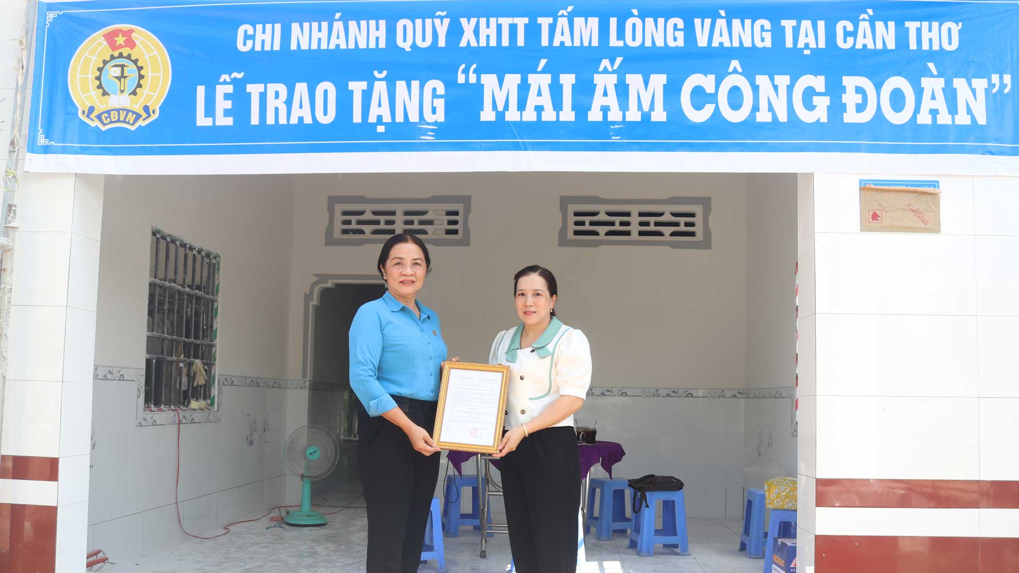 Pho Chu tich Thuong truc LDLD TP Can Tho Huynh Thi Hien trao quyet dinh tang Mai am Cong doan cho chi Quyen. Anh: LDLD huyen Vinh Thanh