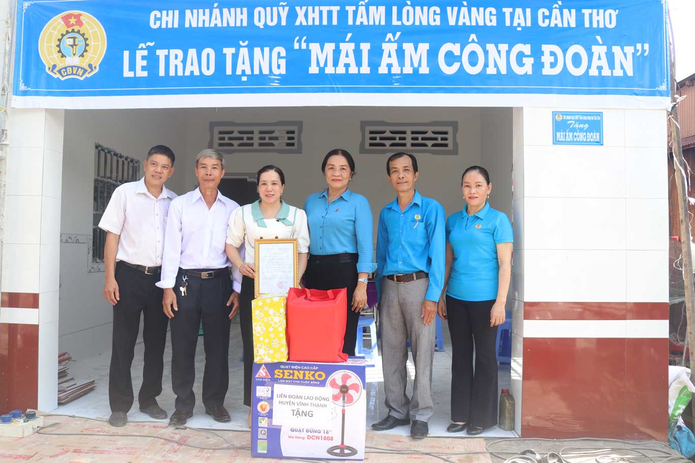 Le trao tang Mai am Cong doan cho doan vien Nguyen Thi Le Quyen. Anh: LDLD huyen Vinh Thanh