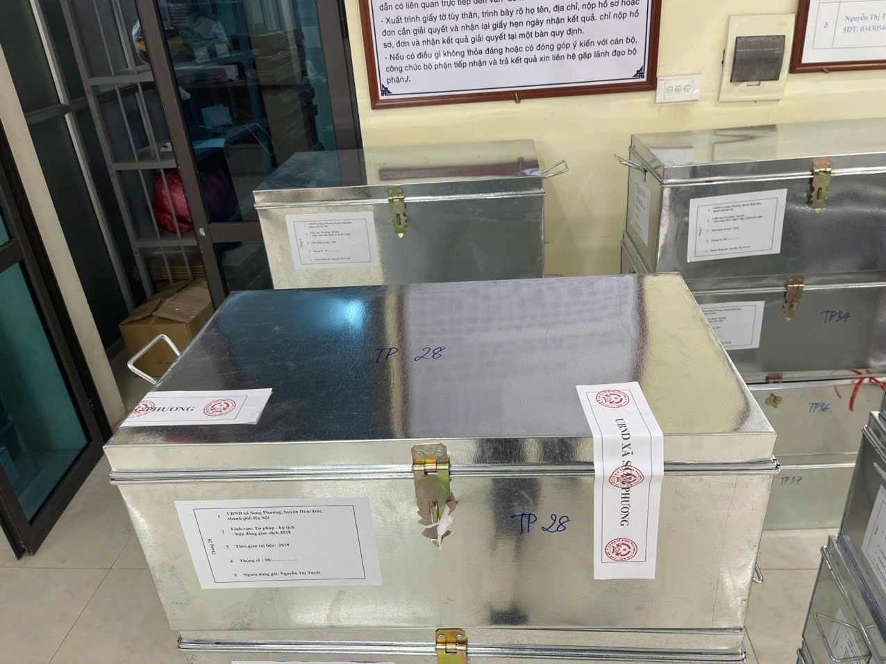 Cac ho so dang duoc dong goi, chuan bi ban giao ve UBND quan Hai Ba Trung