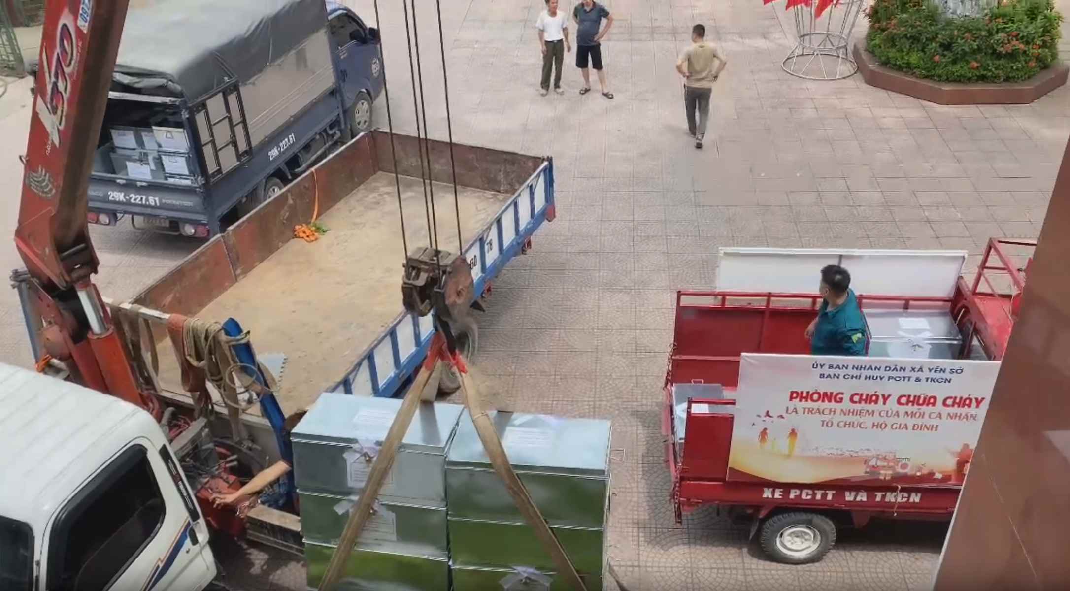 Cac ho so duoc dong goi, niem phong va ban giao ve UBND huyen Hoai Duc, Ha Noi. Anh: Anh Tuan