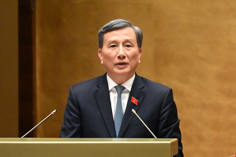 El presidente del Comite de Ciencia, Tecnologia y Medio Ambiente Le Quang Huy explico, absorbio y reviso el proyecto de ley enmendacion y complementando una serie de articulos de la ley sobre energia energetica y efectiva. Foto: Pham Dong