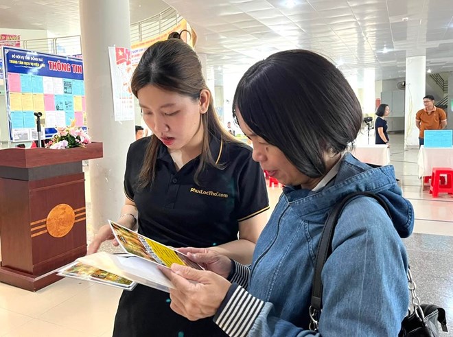 Los trabajadores buscan informacion en el piso de comercio de trabajo gratuito en Dong Nai organizado por el Centro de Servicios. Foto: HAC