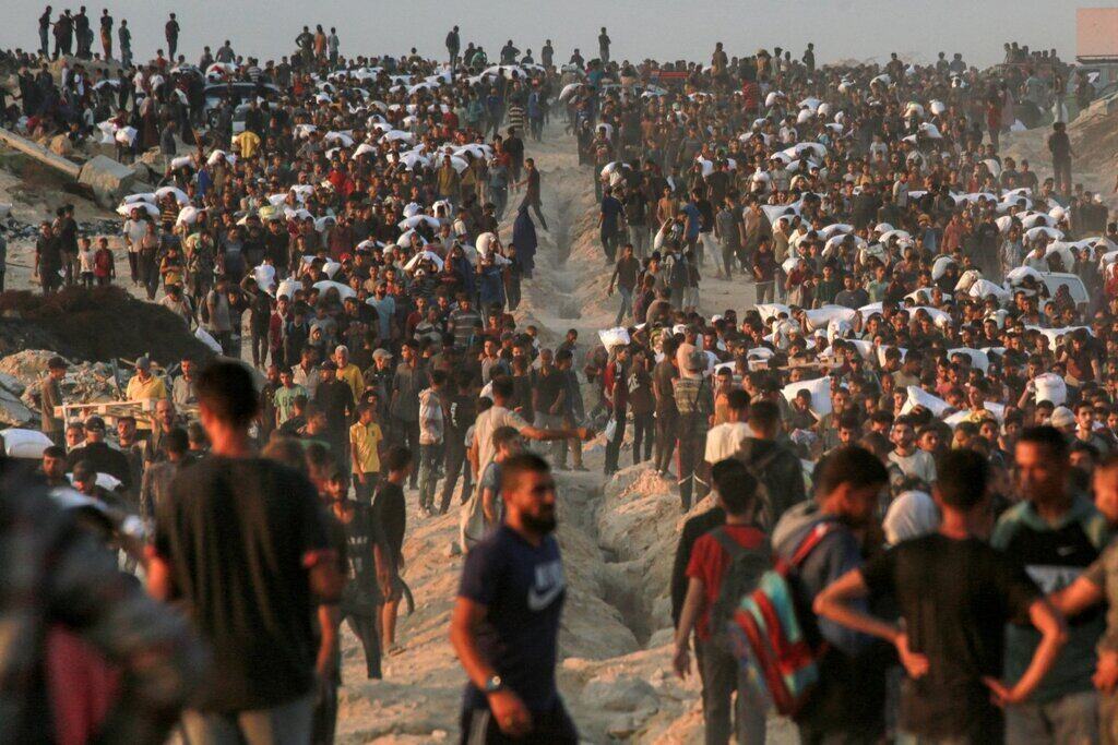 Los palestinos recibieron ayudas alimentarias a traves de Gaza humanitaria, una unidad respaldada por Estados Unidos e Israel. Foto: AFP