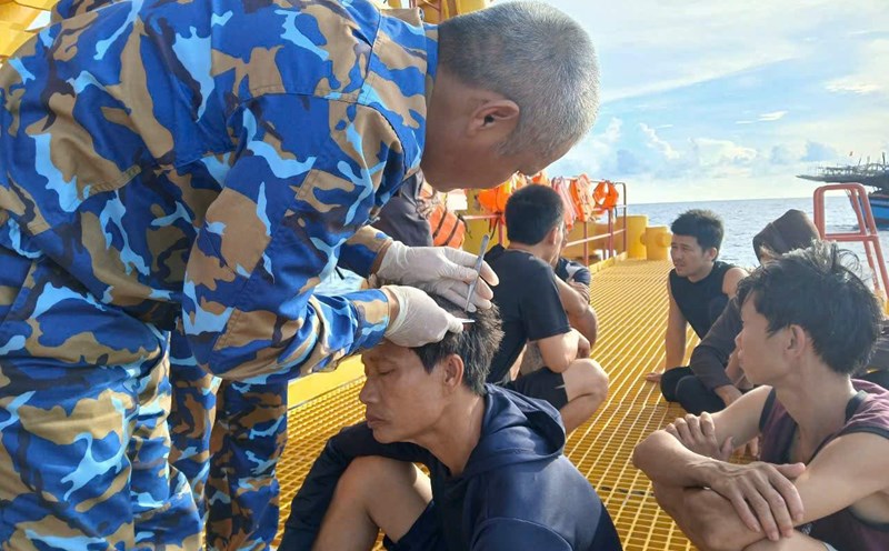 Officers and soldiers of DK1/21 Shipyard promptly rescued fishermen in distress at sea. Photo: Huu Long