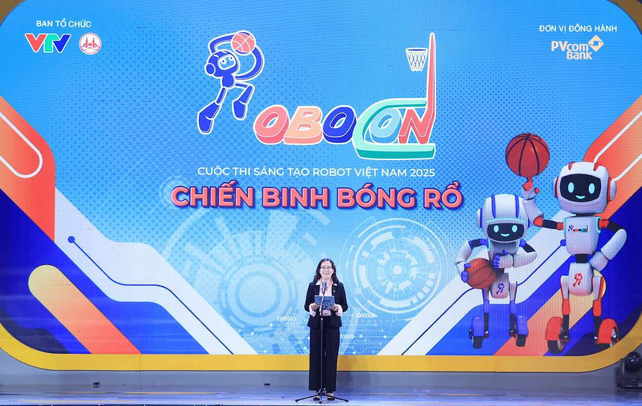 Ba Nguyen Thanh Huyen, Thanh vien Ban Dieu hanh PVcomBank phat bieu tai le be mac vong chung ket Robocon 2025. Anh: PVcomBANK