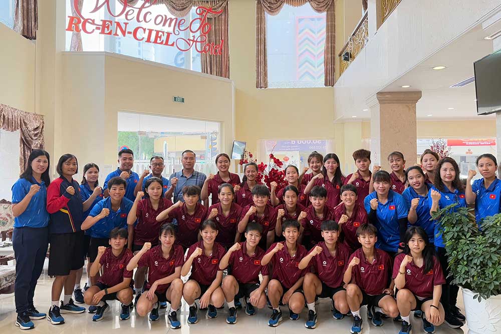 Pho Chu tich VFF chup anh ki niem cung U19 nu Viet Nam. Anh: VFF