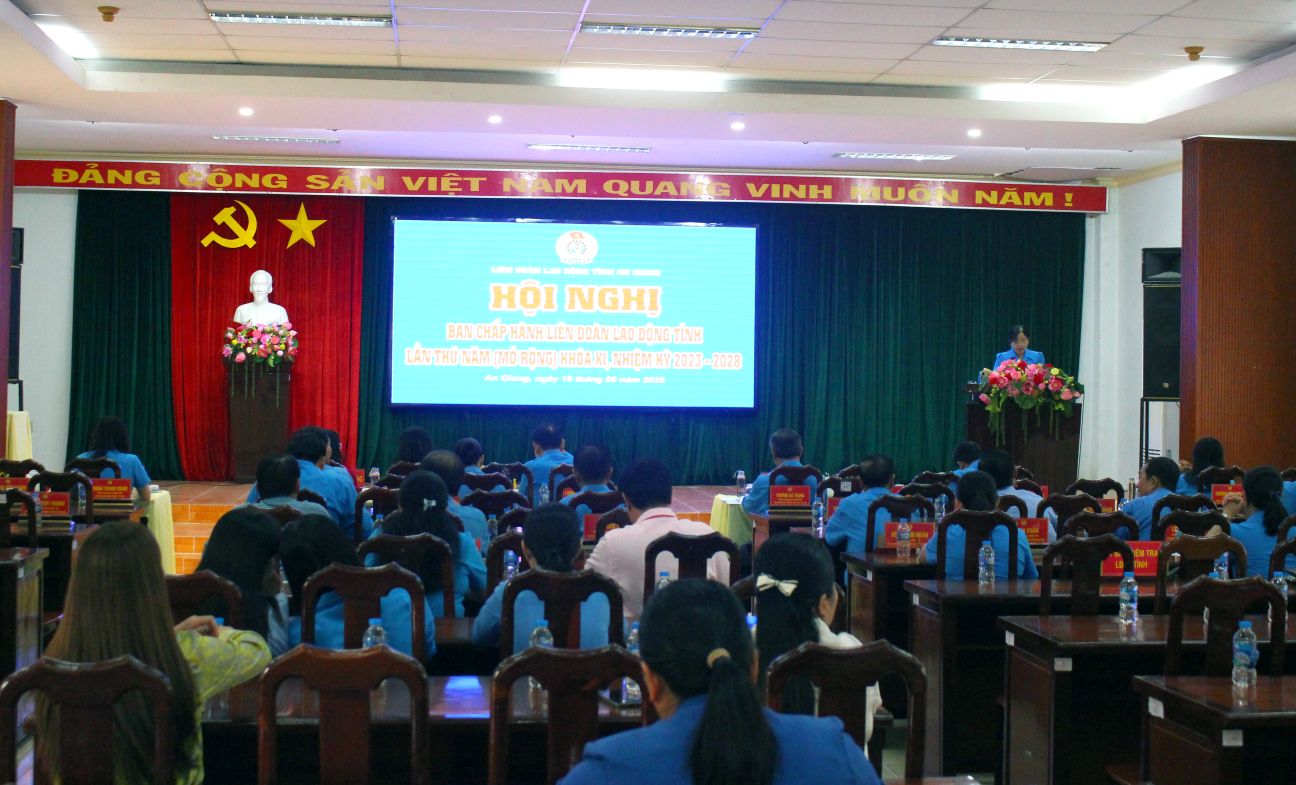 Quang canh hoi nghi. Anh: Thanh Mai