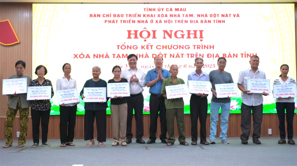 Bi thu Tinh uy Ca Mau Nguyen Ho Hai (thu 6 tu phai sang) va Chu tich UBND tinh Ca Mau Pham Thanh Ngai (thu 6 tu trai sang) trao bang tuong trung ho tro sinh ke cho cac ho dan.Anh: Nhat Ho