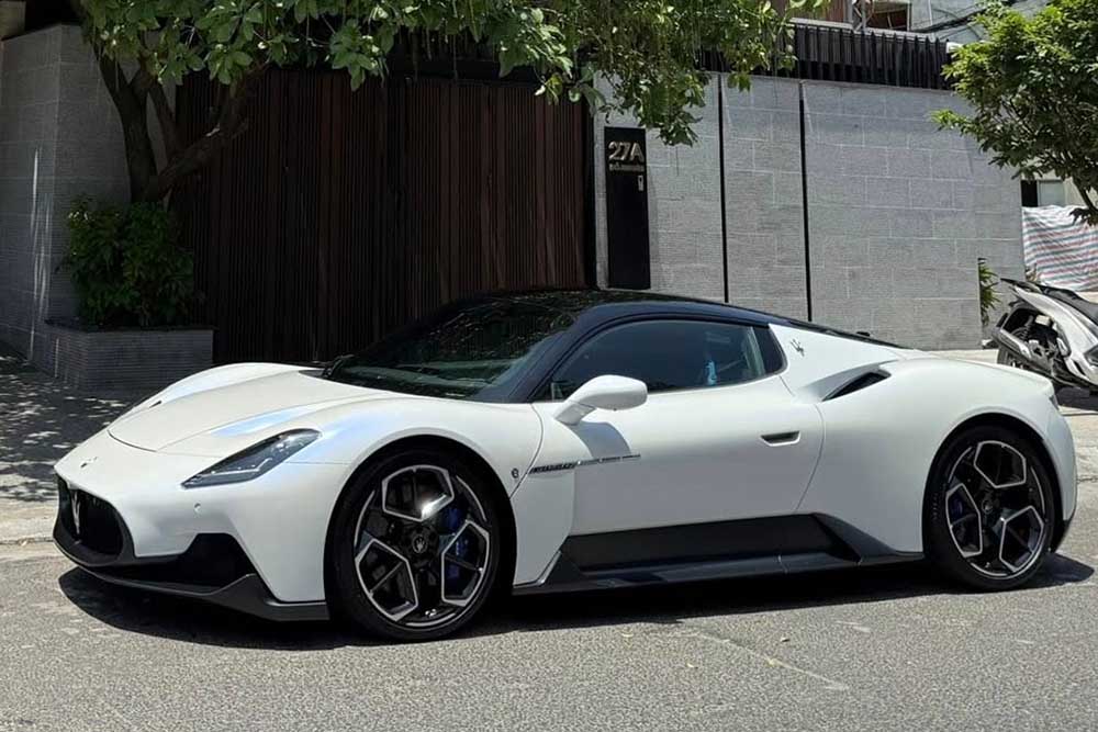 El superdeportivo White Maserati MC20 aparece en Da Nang. Foto: nhut dang