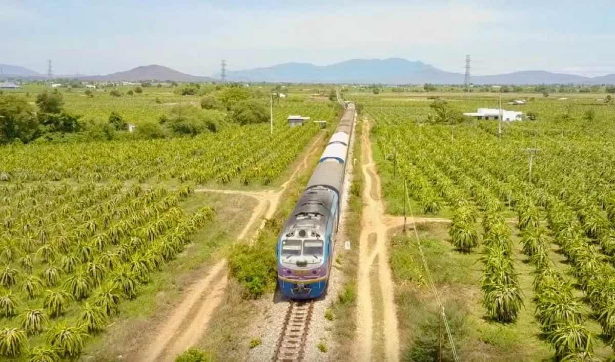 Tau hoa chay tren tuyen duong sat Bac - Nam hien nay qua tinh Binh Thuan. Anh: Duy Tuan 