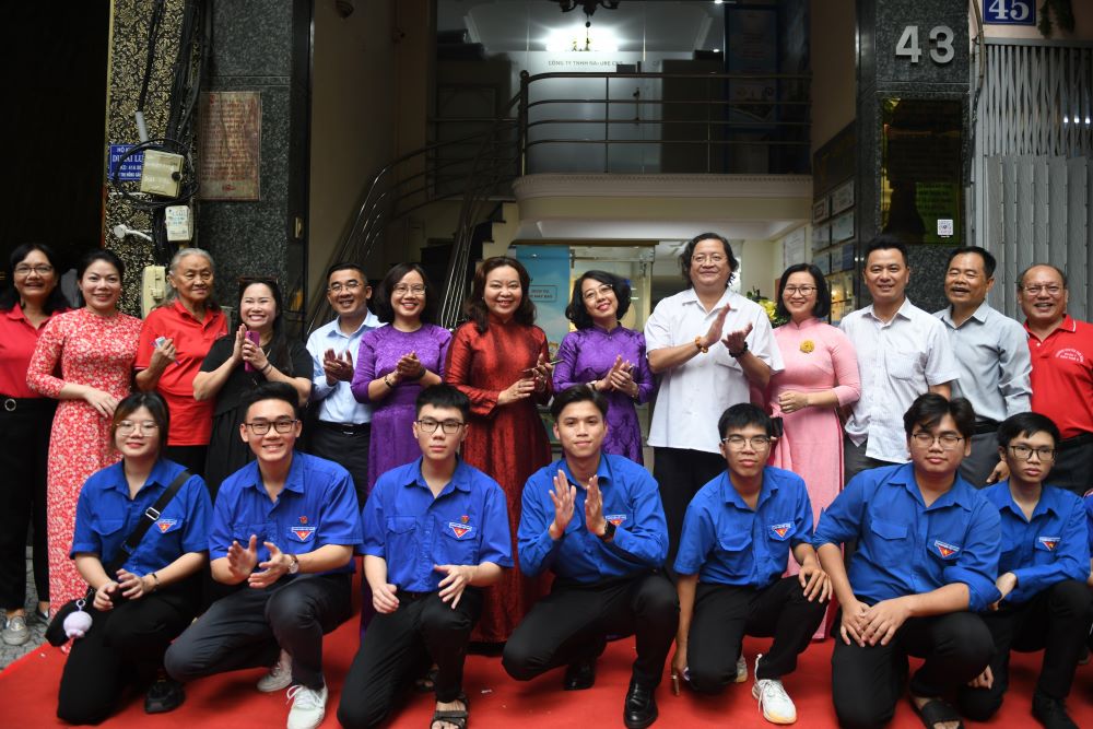 Dai dien so nganh Thanh pho, dia phuong va nguoi dan cung chup hinh luu niem tai tru so bao Dan Chung. Ảnh: Anh Tu  