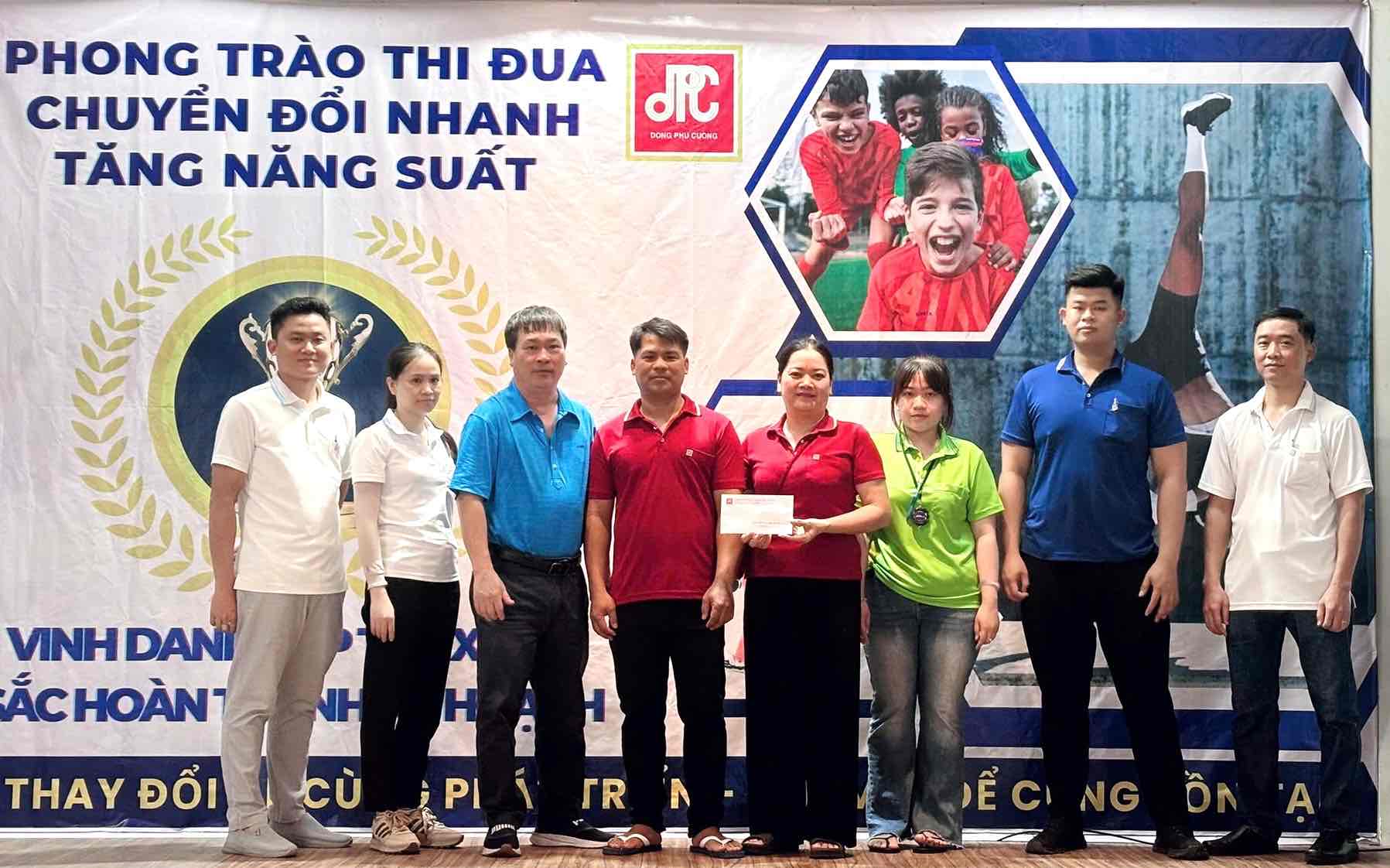Dong Phu Cuong Joint Stock Company (Dong Nai) honors 15 collectives competing for rapid transformation. Photo: HAC