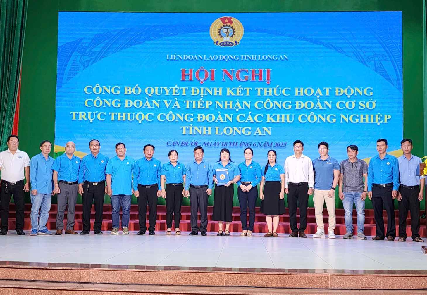 Chairman of the Long An Provincial Federation of Labor - Mr. Nguyen Van Qui - presented the Decision to end the activities of the Long An Industrial Parks Trade Union. Photo: Ky Quan