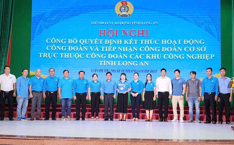 Chairman of the Long An Provincial Federation of Labor - Mr. Nguyen Van Qui - presented the Decision to end the activities of the Long An Industrial Parks Trade Union. Photo: Ky Quan