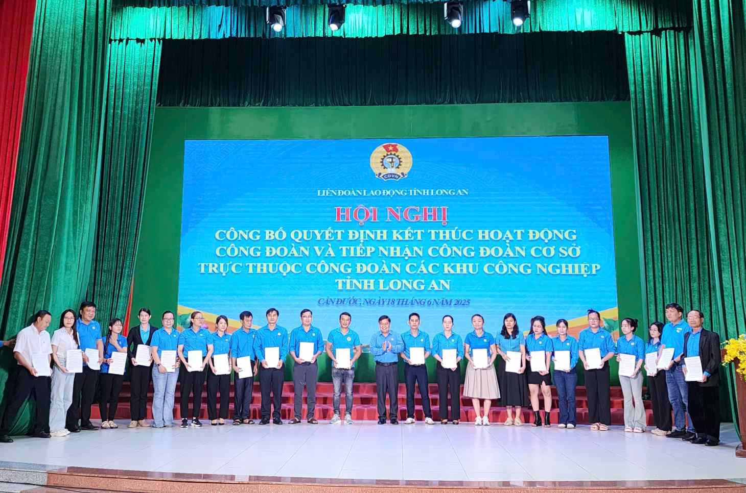 Chu tich LDLD tinh Long An trao Quyet dinh tiep nhan cac CDCS tu Cong doan Cac KCN tinh ve truc thuoc LDLD tinh Long An. Anh: Ky Quan