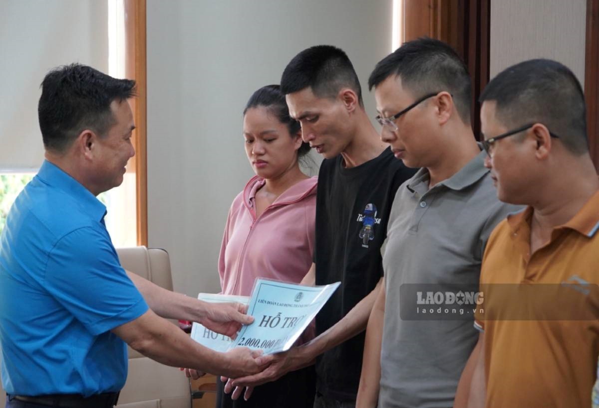 The Hai Phong City Labor Federation awarded funds to show off the work. Photo: Mai Dung