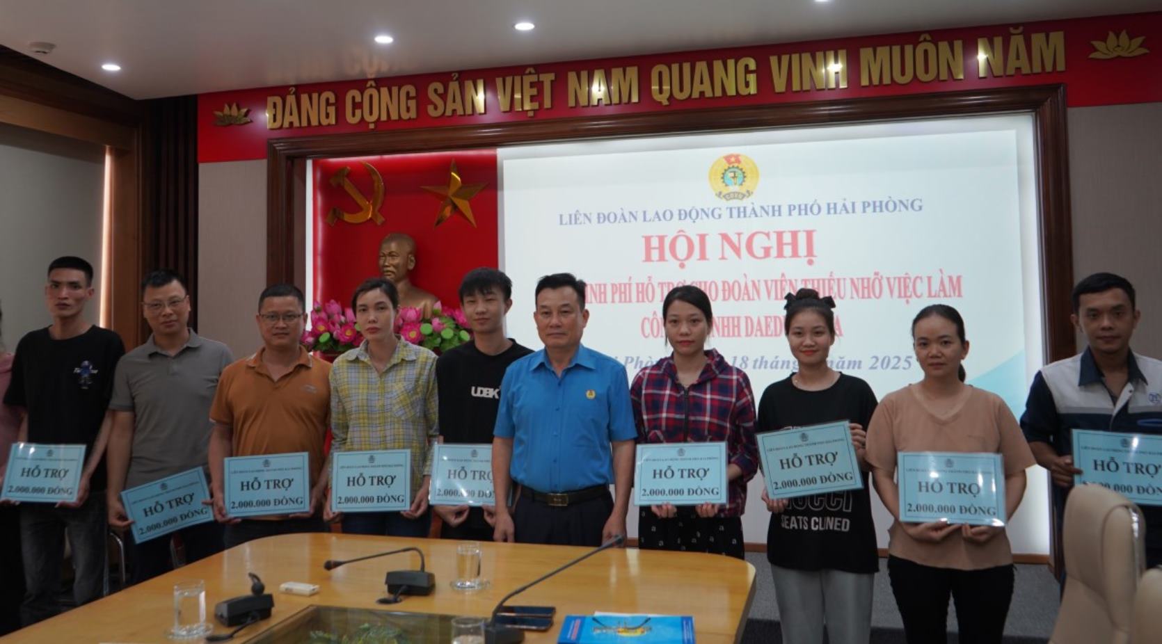 44 nguoi lao dong duoc nhan ho tro. Ảnh: Mai Dung