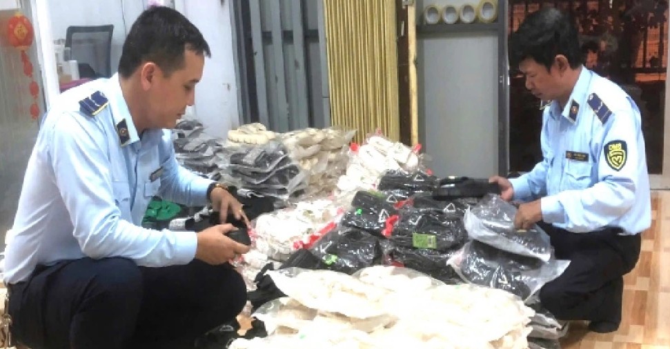 Gestion del mercado CA Mau Reviso productos en el mes pico. Foto: Nhat Ho