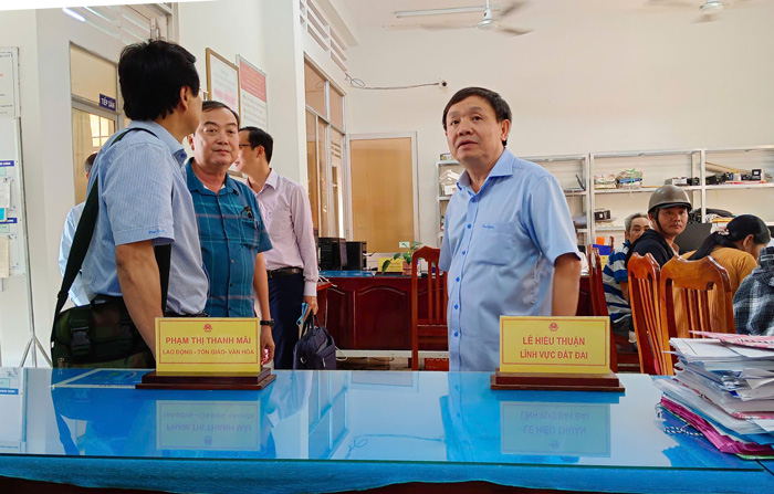Ong Phan Van Thang kiem tra thuc te tai Trung tam phuc vu hanh chinh cong xa Tan Duong (moi). Anh: Cong thong tin dien tu Dong Thap.