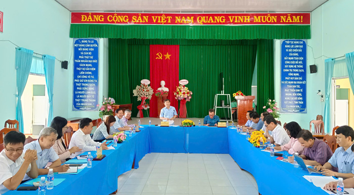 Ong Phan Van Thang phat bieu tai buoi lam viec voi Ban Thuong vu Huyen uy Lai Vung va xa Tan Duong (moi). Anh: