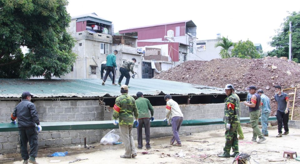 El Comite Popular de la Ciudad de Son La procedio a recuperar mas de 250m2 de tierras invasionadas para el hogar del Sr. Nguyen Duc Hop (Grupo 3, Chieng the Ward) el 11 de junio. Foto: Duc Anh